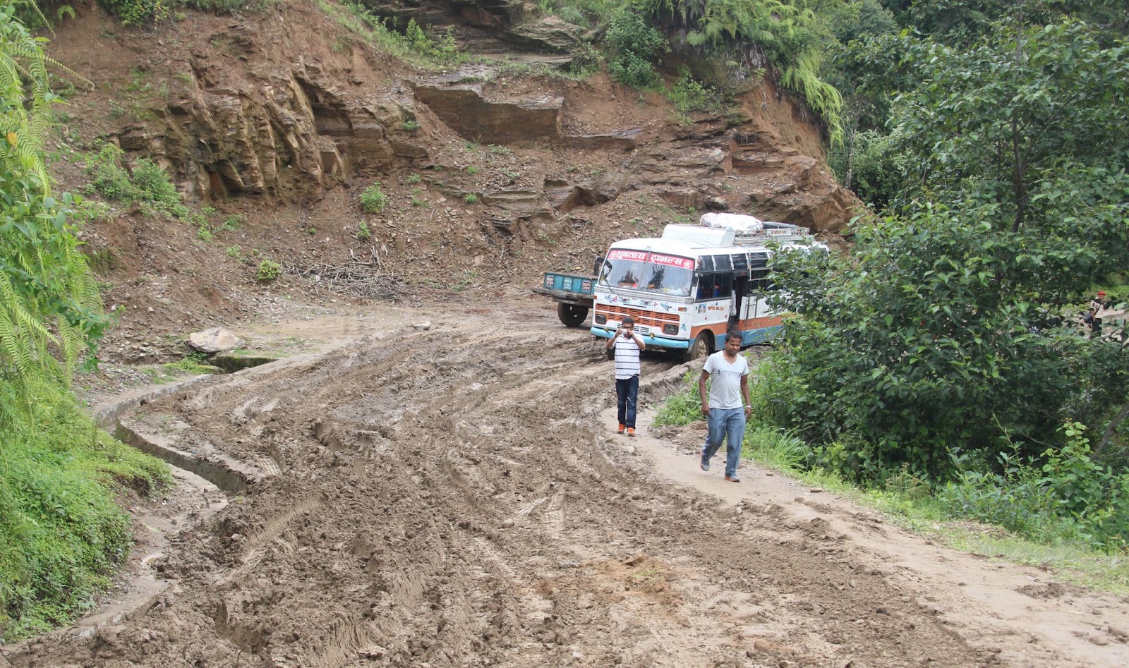 डुब्दै छ मध्यपहाडी मार्ग