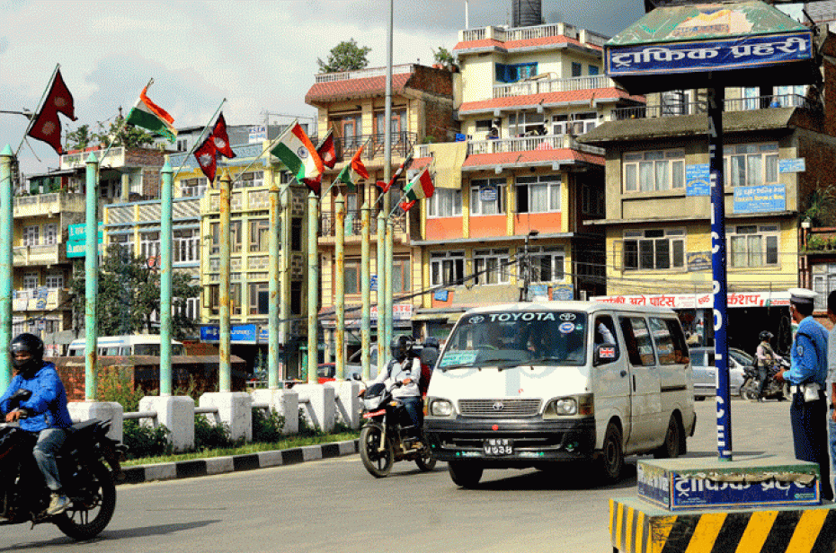 स्वागतद्वार र राष्ट्रिय झन्डाले सहर सजिदै