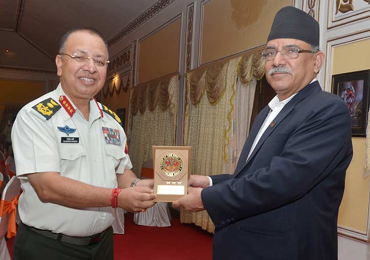 प्रधामन्त्री प्रचण्डले जंगी अड्डा पुगेर भने: 'युद्ध लडेकाले मात्रै शान्तिको महत्व बुझेको हुन्छ ।’