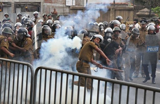 श्रीलङ्काली संसदबाहिर प्रहरीद्वारा अश्रुग्यास प्रहार