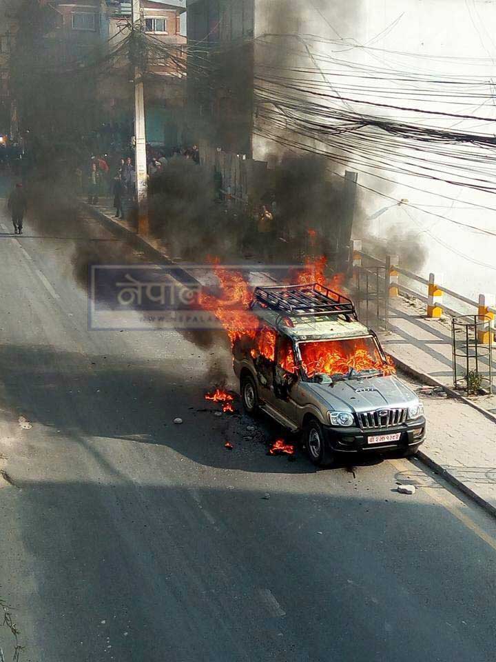 बिदाकाे दिन चलाएकाे भन्दै सरकारी गाडीमा आगजनी