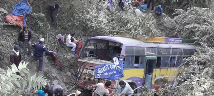 तिर्थयात्री बोकेको बस दुर्घटनामा मृत्यु हुनेको संख्या ४ पुग्यो, गम्भीर घाइते ६ जनालाई धरान पठाइयो