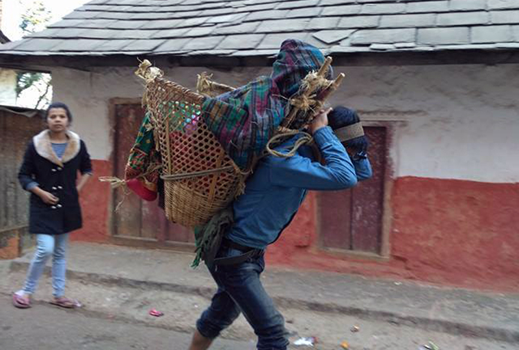 पहाडमा विरामी बोक्ने एम्बुलेन्स