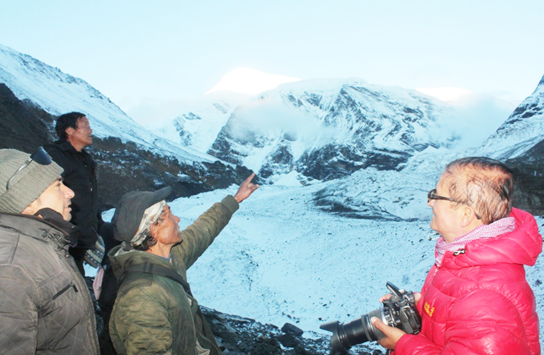 धौलागिरिको आधार शिविरमा पर्यटक