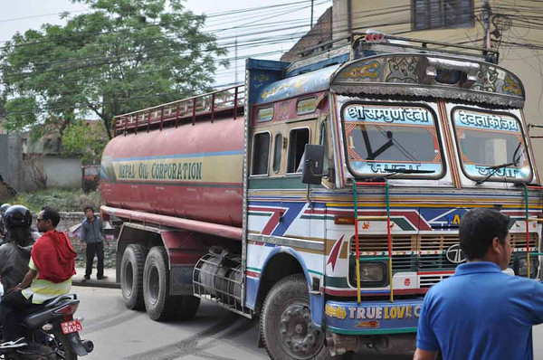 ट्याङ्करबाट तेल चोरी गर्ने चालकलाई रङ्गेहात पक्राउ