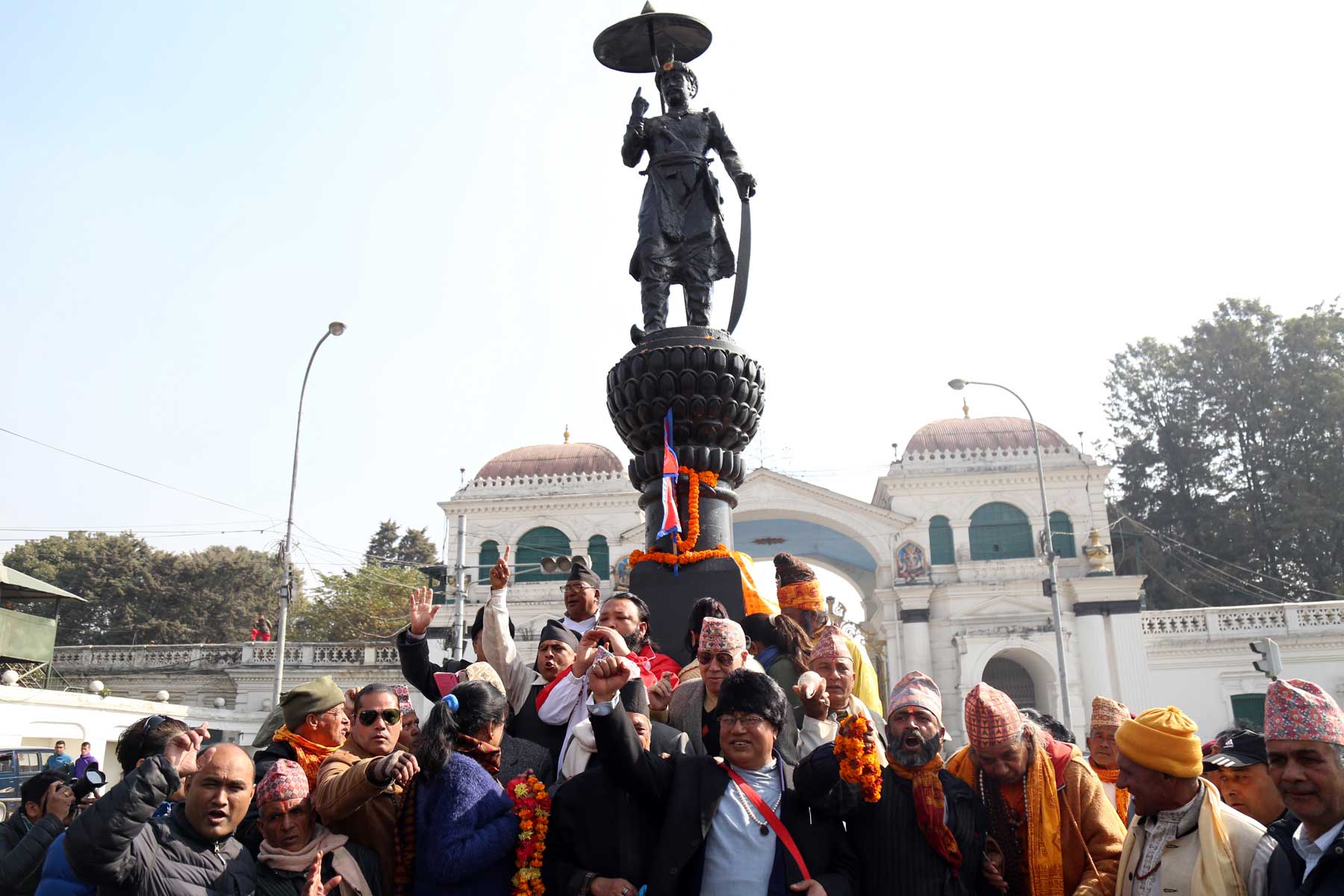 पृथ्वीनारायण शाहको सालिकमा १०८ मिटर लामो माला अर्पण