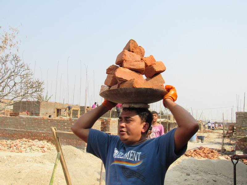 अष्ट्रेलियाबाट फर्किए लगत्तै मुसहरका लागि यसरी पसिना बगाउँदैछन् धुर्मस (फोटो फिचर)