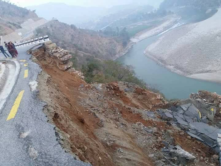 बिपी राजमार्गमा पहिरो, पूर्वजाने यात्रु बाटैमा अलपत्र