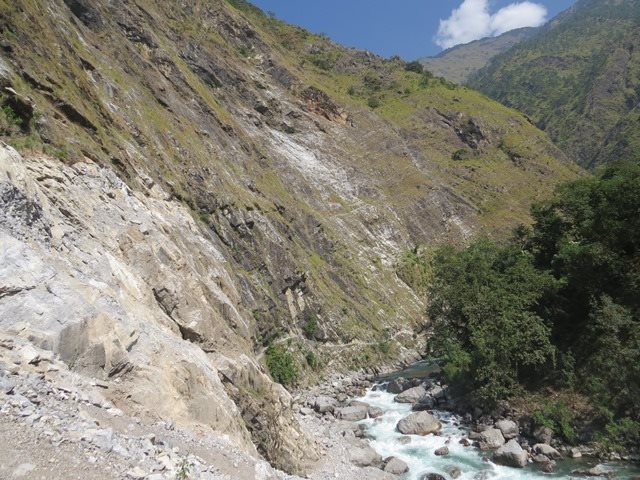 मोटरबाटोमा काम गर्ने मजदुरको भीरबाट लडेर मृत्यु