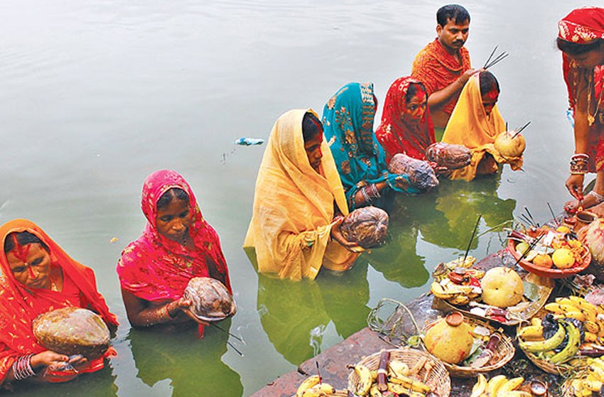 अस्ताउँदो सूर्यलाई अर्घ दिँदै मिथिलाञ्चलमा चैती छठ मनाइदै