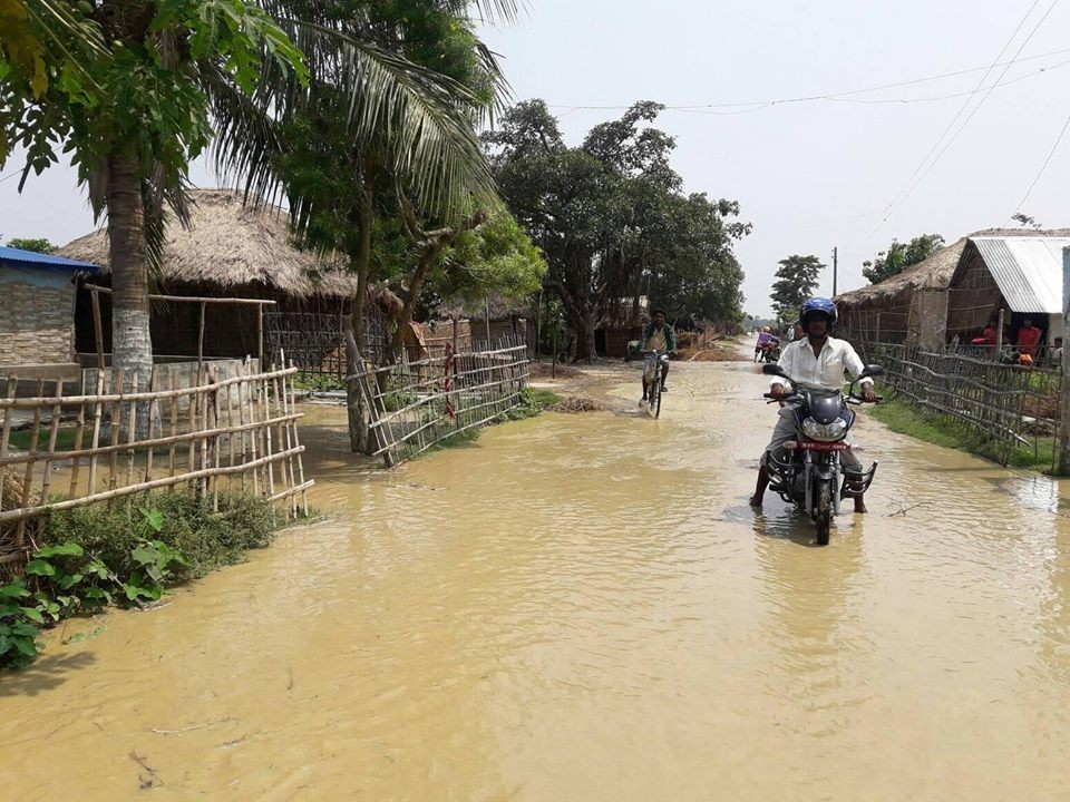 तिलाठीमा बाँध फुट्यो, दर्जन गाउँ डुब्ने खतरा