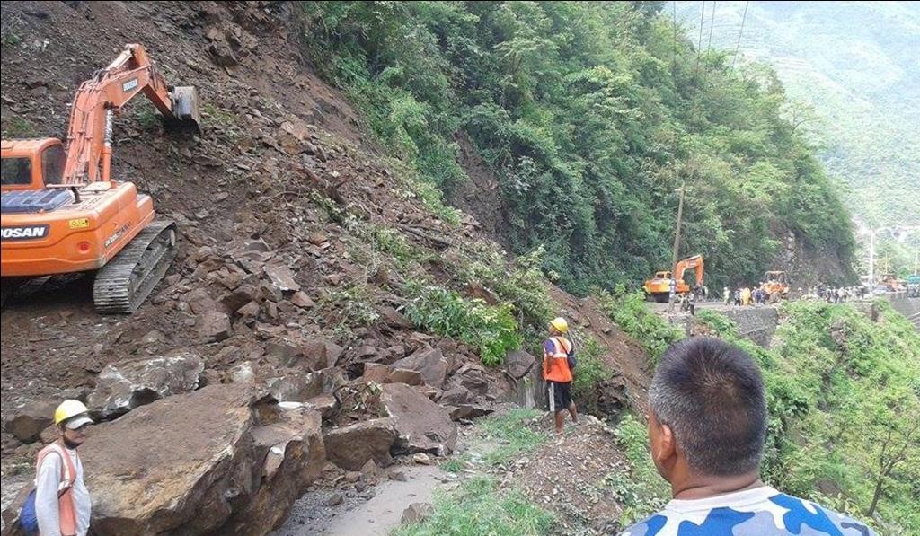 तोपेखोलामा पहिलो जाँदा मुग्लिन नारायणगढ खडकखण्डट अवरुद्ध