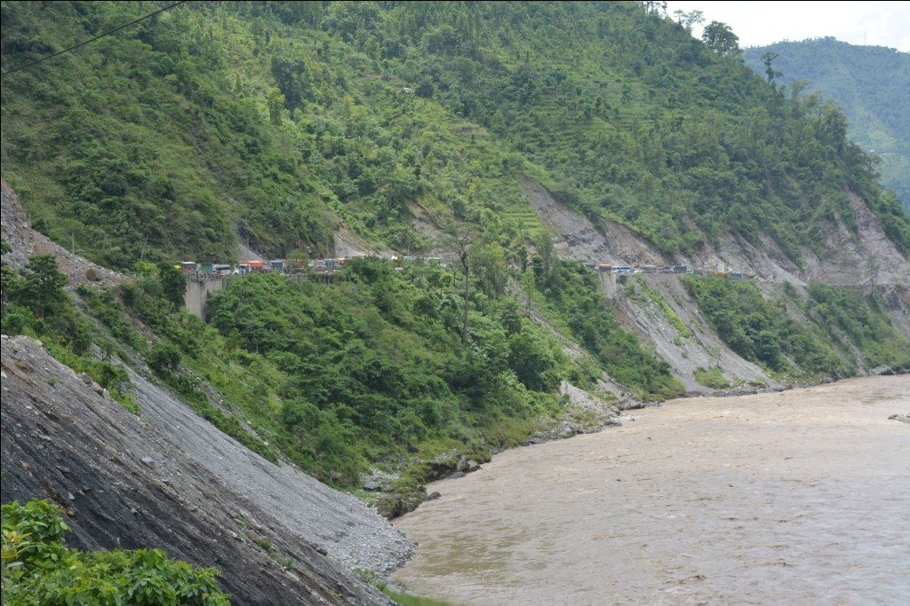 नारायणगढ–मुग्लिन सडक भासिएका कारण दिनभर यातायात अवरुद्ध हुने