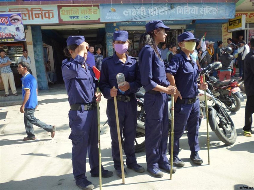 महोत्तरीका म्यादी प्रहरी पैसा असुल्दै