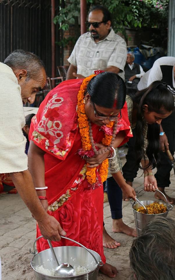 कार्यभार सम्हाल्नु अघि गरिबलाई भोजन गराउन पुगिन् मन्त्री चौधरी