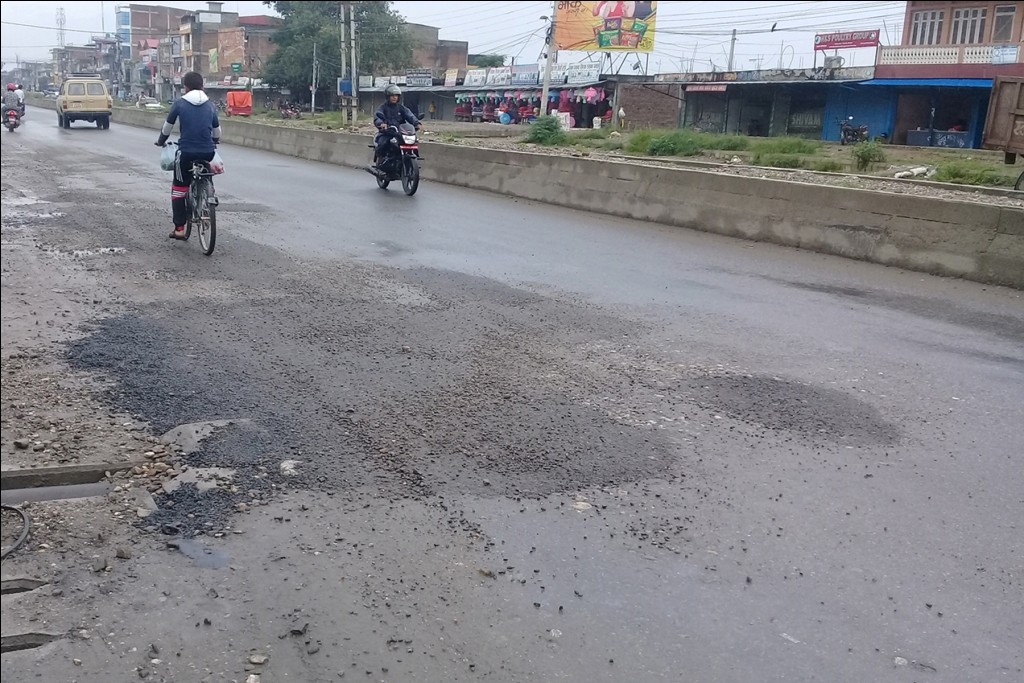 पूर्व–पश्चिम अन्तरगत चारलेनको नमुना सडक निर्माणमा चरम लापरबाही, निर्माण नसकिँदै सडक भत्कियो