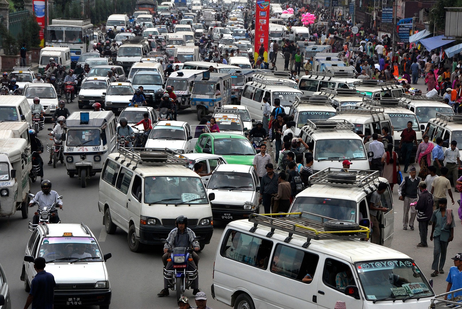 भक्तपुरको गठ्ठाघरदेखि काठमाडौंको कोटेश्वर अाइपुग्न दुई घण्टा