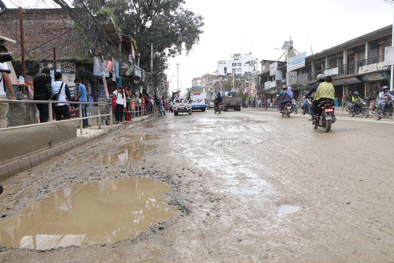 सडकको खाल्डा पुर्ने काम 'झारा टार्ने' शैलीको मात्र