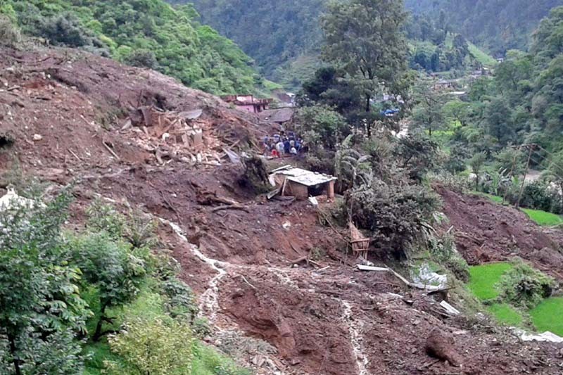 पहिरोमा पुरिएर एकै घरका तीन जनाको मृत्यु