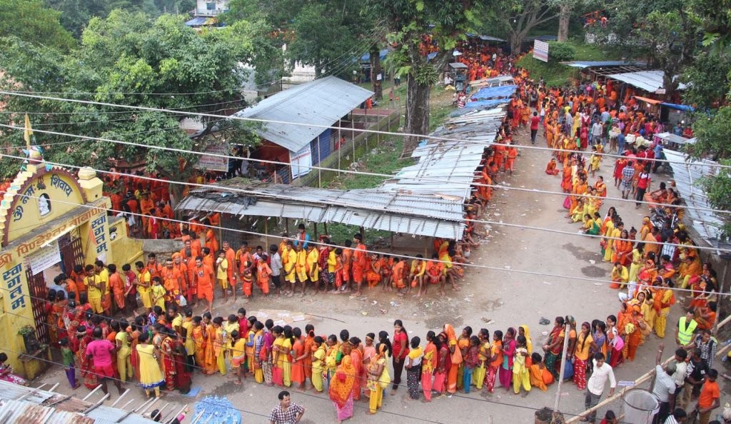 पिण्डेश्वर बाबाधाममा जल चढाउन पालो कुर्दै भक्तजन