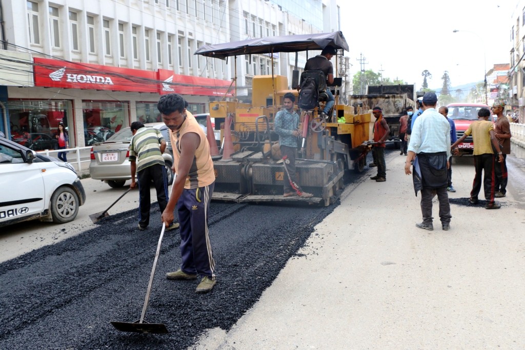 खाल्डाखुल्डी पुर्दैै सडक विभागका कामदार (फोटोफिचर)