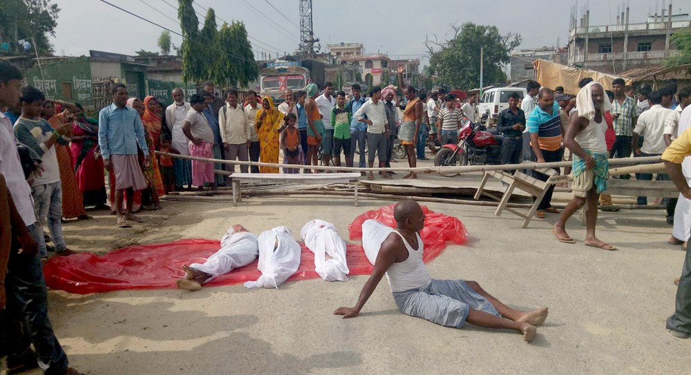 चार बालिकाको शव सडकमा राखेर प्रदर्शन