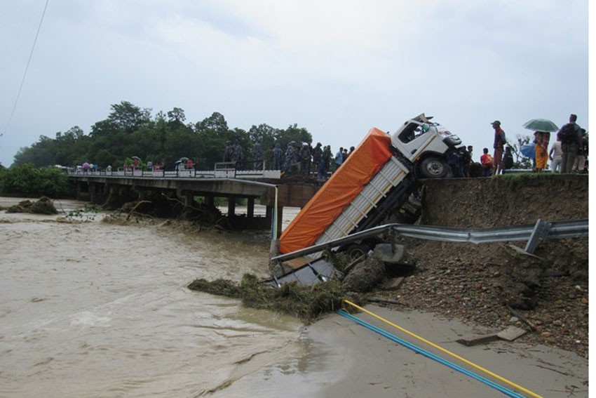 ५० भन्दा बढी पुल जोखिममा