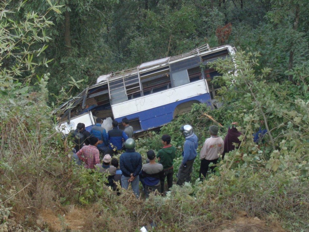 ढुङ्गा झर्दा बस दुर्घटनामा