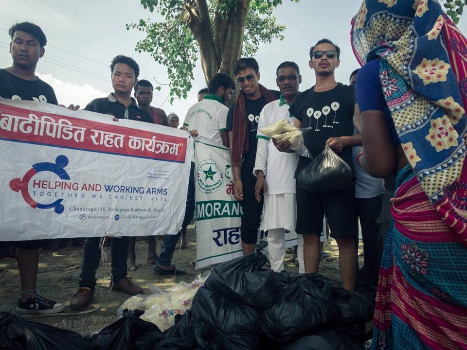 हेल्पिङ् एण्ड वर्किङ् आम्र्सद्वारा मोरङका बाढी पीडितलाई राहतवितरण