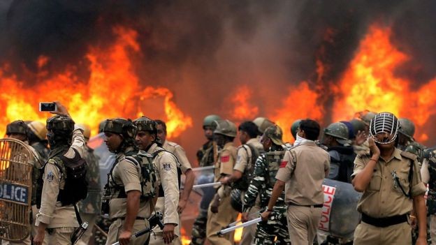 धर्मगुरु सिंह बलात्कारी ठहर भएपछि हिंस्रक प्रदर्शन, मर्नेको संख्या ३६ पुग्यो