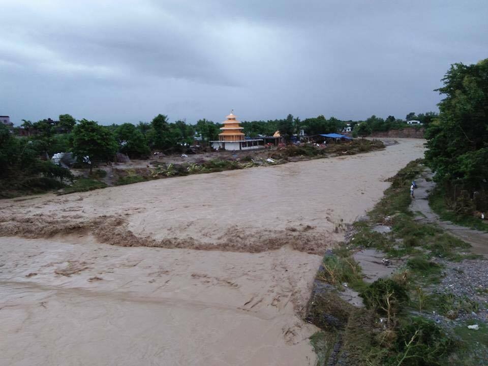 बाँधको कटान रोक्न २४ घण्टे अष्टजाम