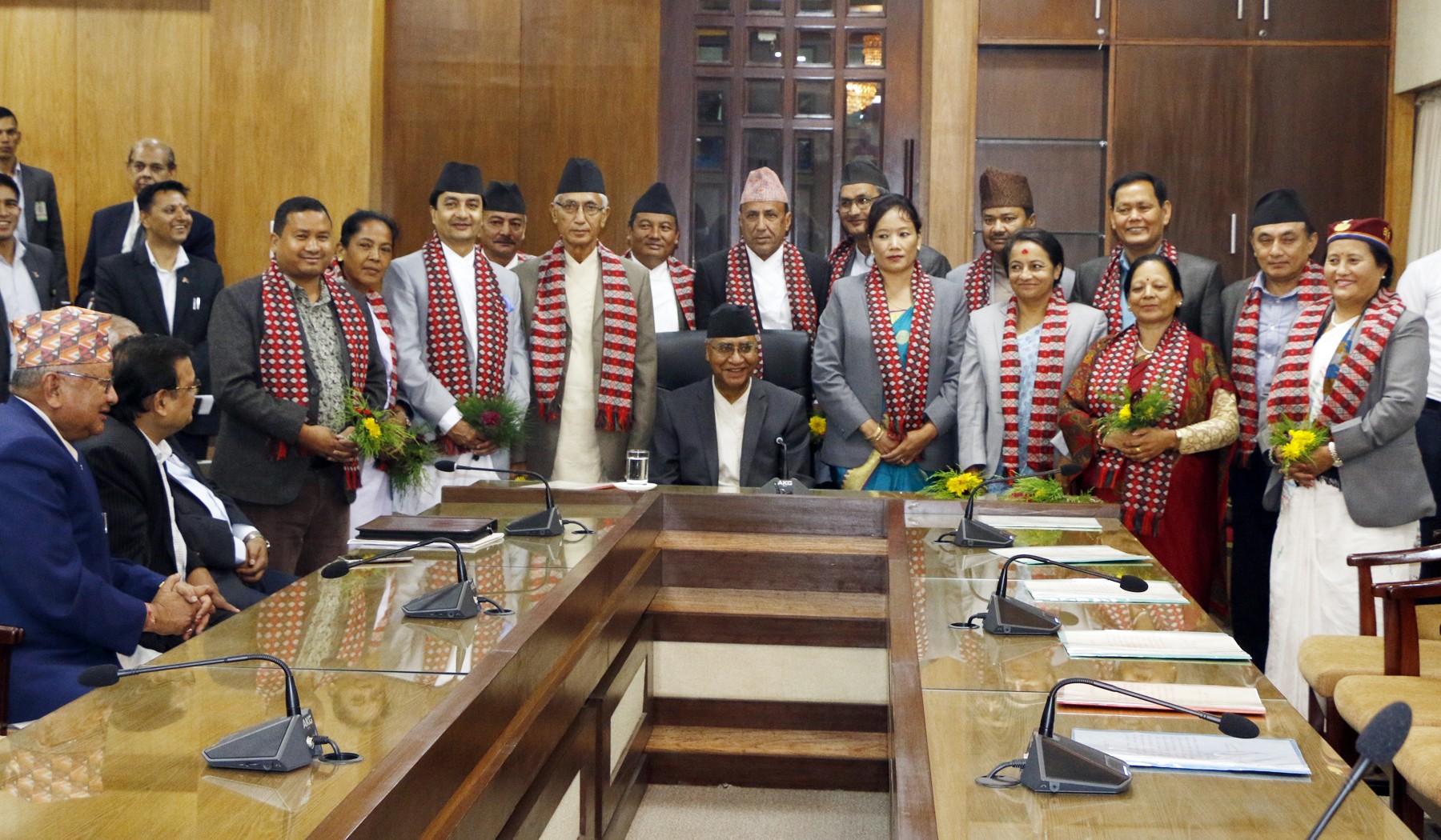 विनाविभागीय मन्त्रीलाई प्रधानमन्त्री कार्यालयमा कुर्सी र सोफा