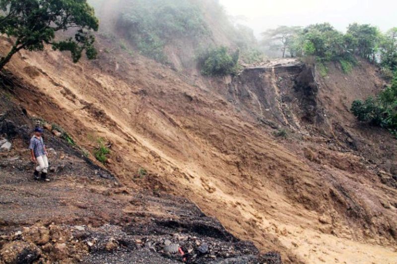 दिक्तेल–हलेसी सडक पहिरोको उच्च जोखिममा