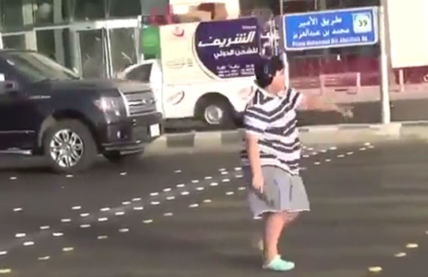 सडकमा नाचेको भन्दै एक किशोर गिरफ्तार