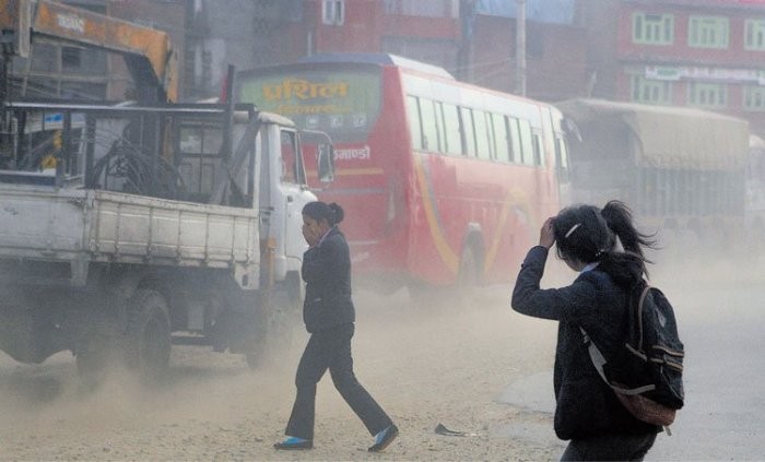 राजधानीमा अचाक्ली धुलोधुँवा : थलिँदै बालबालिका