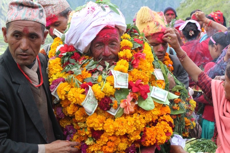 ५ दिन खाली खुट्टा पैदल हिडेर तीर्थयात्राबाट फर्किएका पुजारीको भब्य स्वागत