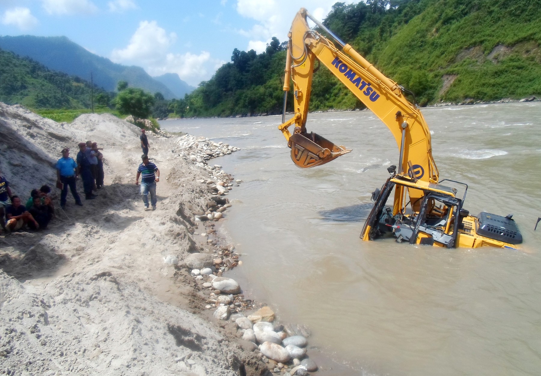 अवैध रुपमा बालुवा झिक्ने स्काभेक्टर दुर्घटना हुँदा चालक बेपत्ता