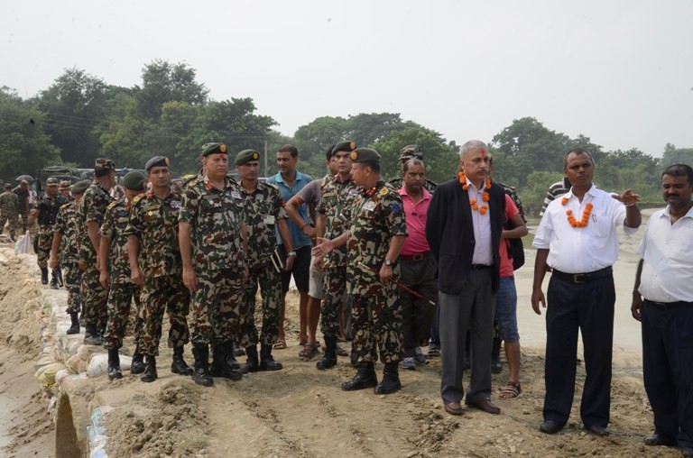 कामु प्रधानसेनापतिद्वारा बाढी प्रभावित क्षेत्रको स्थलगत निरीक्षण