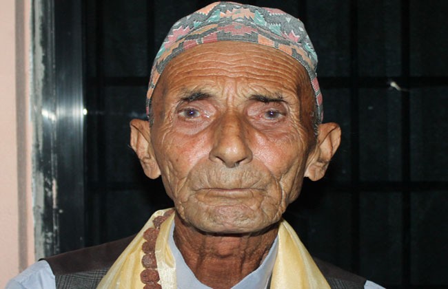 ओलीका ८७ वर्षीय बाबुले चिना हेर्दै भने, ‘छोराको अझै प्रधानमन्त्री हुने योग छ’