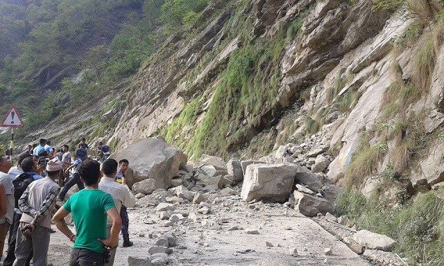 सिद्धार्थ राजमार्गमा बिहानै पहिरो, एकतर्फी बाटो खुल्यो