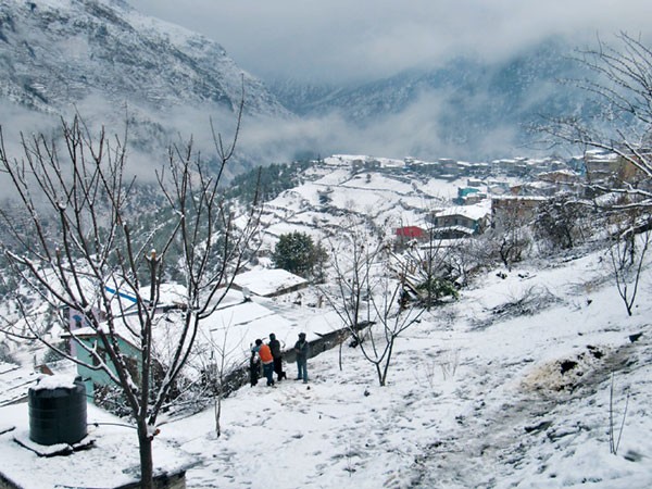 सोलुखुम्बुको माथिल्लो क्षेत्रमा हिमपात, स्थानीयवासी खुसी