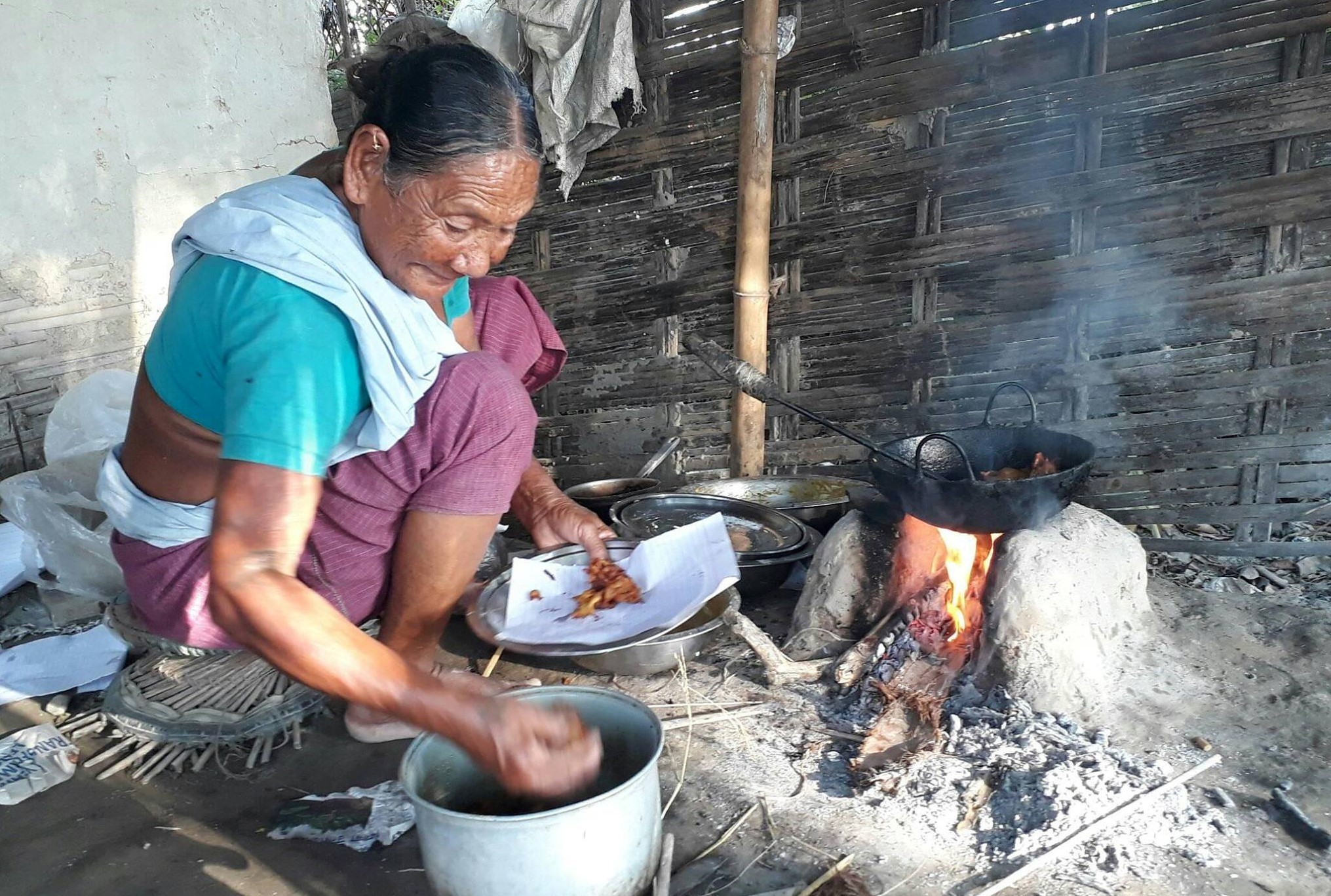 छोरो सभासद हुँदा पनि आलुचप बेच्न छाडिनन्, भन्छिन्, ‘हातखुट्टा चलुञ्जेल गर्छु’