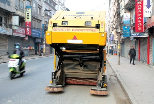 ब्रुमरको माध्यमले सडक सफाइ