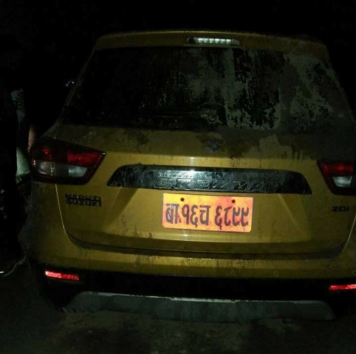 एमाले उम्मेदवार रतन थापाको निजी जिपमा आगजनी