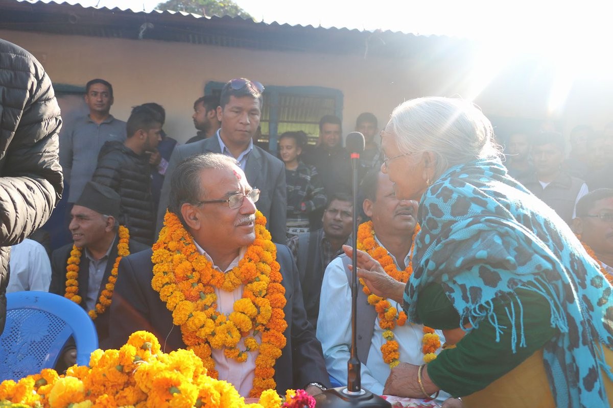 देवी ज्ञवालीलाई साथमा लिएर दाहाल घरदैलोमा