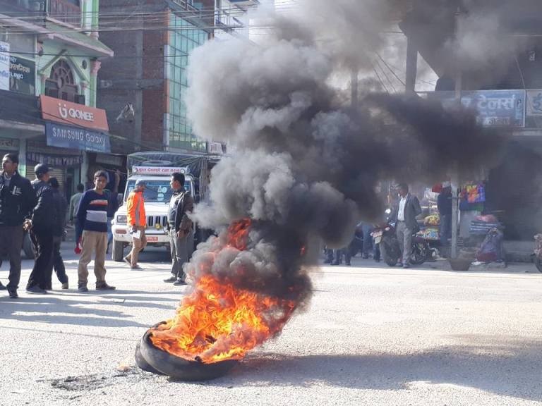 दाङमा आन्दोलन चर्कियो, सरकारी काम गर्न नदिने उद्घोष