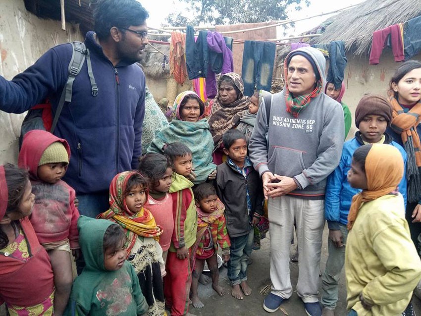 विपन्न बस्तीमा पुगेर सेवा गर्दै डा. केसी