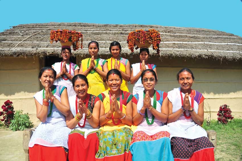 थारू संस्कृतिमा लोभिन्छन् सौराहा आउने पर्यटक