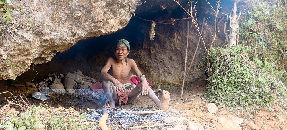 बीस वर्षदेखि ओढारमा बास बस्दै आएका वृद्ध चेपाङलाई २५ हजार सहयोग