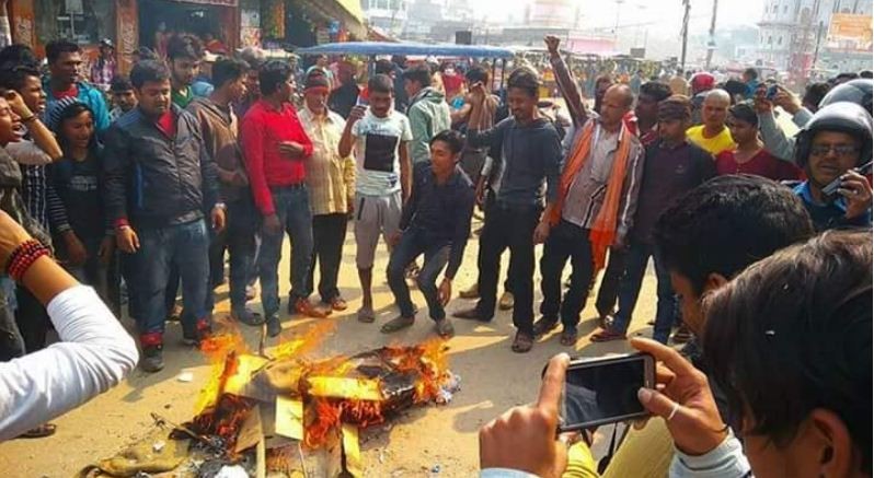 मधेसी दलका नेताहरुले हिन्दीमा सम्बोधन गरेपछि व्यापक विरोध,  राजपा र फोरमको पुत्लादहन